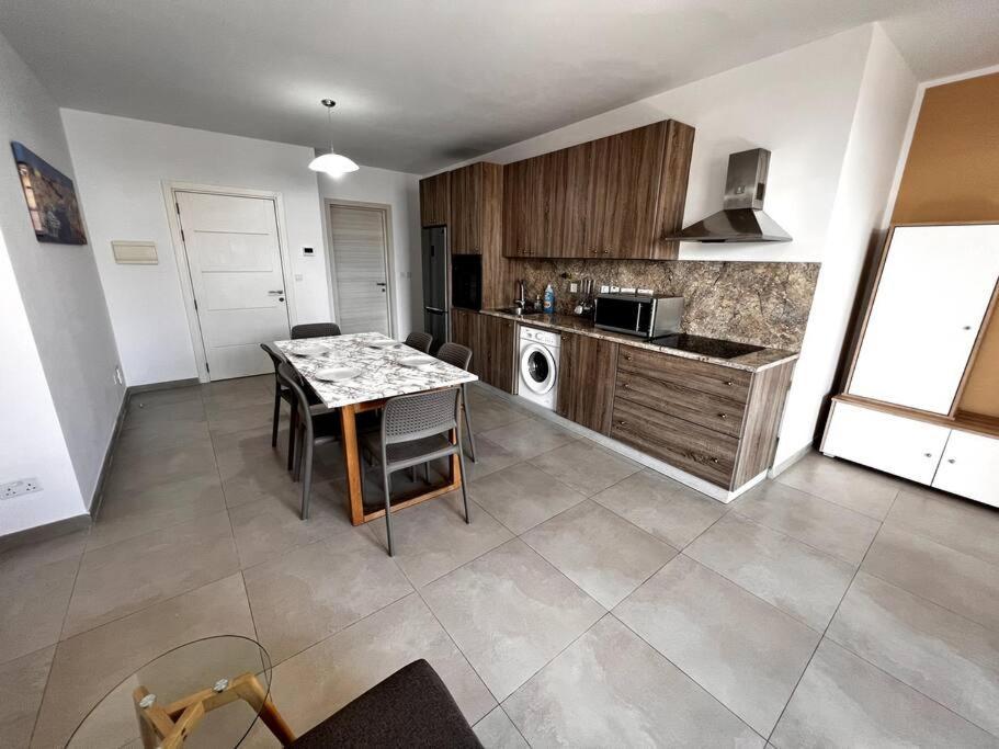 Mediterranea 2 Bedroom Smart Apartment セント・ポールズ・ベイ エクステリア 写真